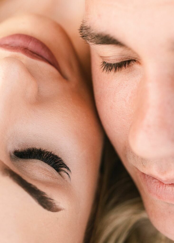 Sesja zdjeciowa pary w studiu podczas sesji miłosnej par