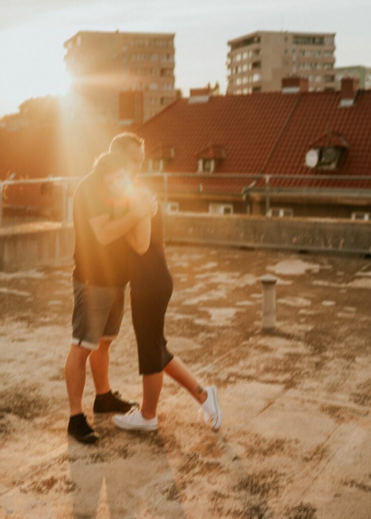 Sesja poślubna pary na dachu podczas sesji zdjęciowej