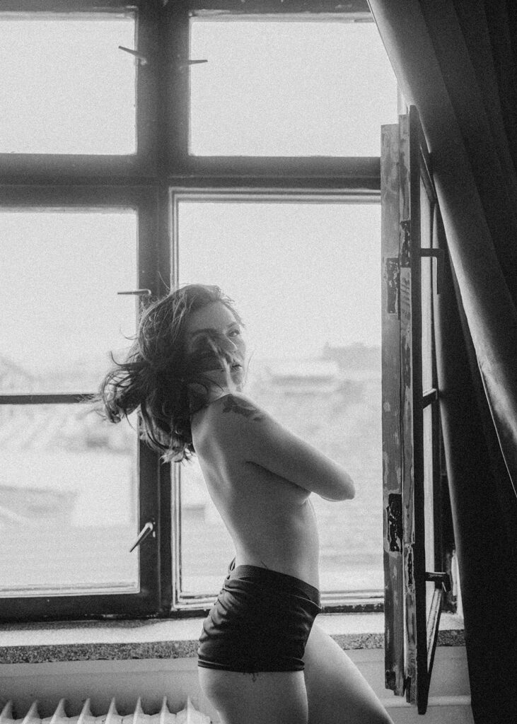 Naga kobieta podczas sesji kobiecej