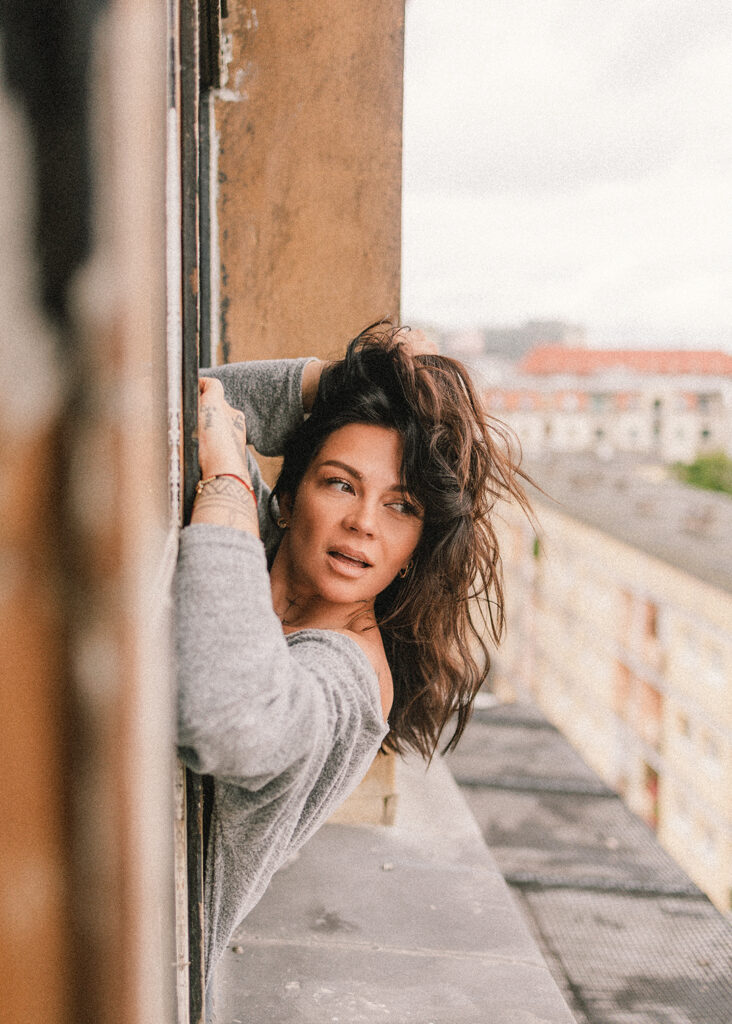 Kobieta za oknem podczas sesji kobiecej