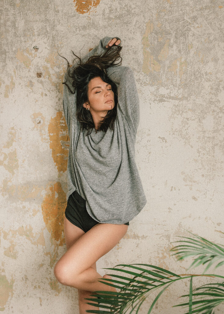 Kobieta w studiu industrialnym podczas sesji kobiecej