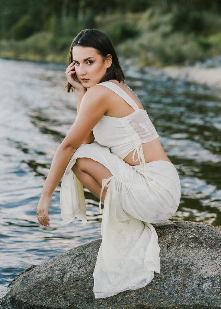 Kobieta nad woda podczas sesji kobiecej