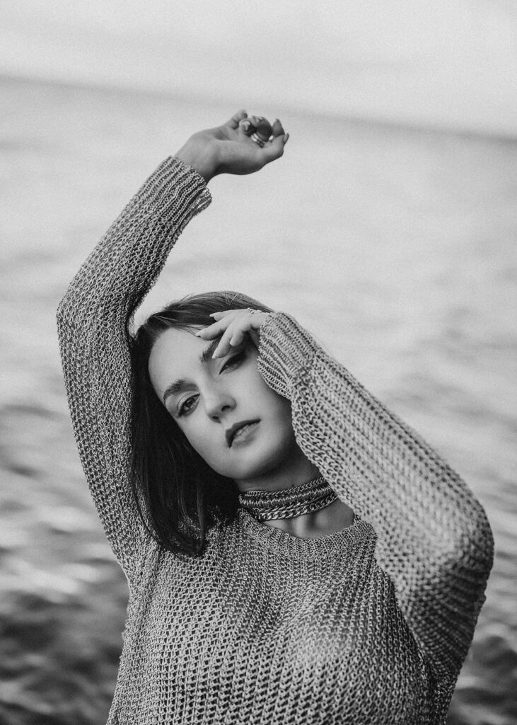 Kobieta nad woda podczas sesji kobiecej