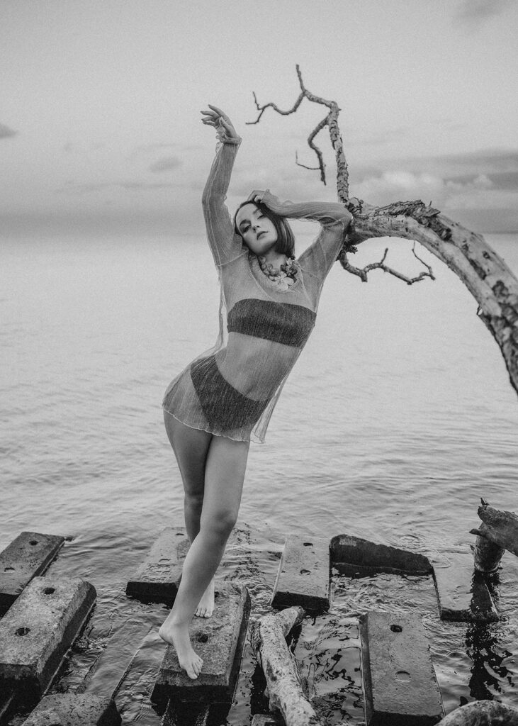 Kobieta nad wodą podczas sesji kobiecej