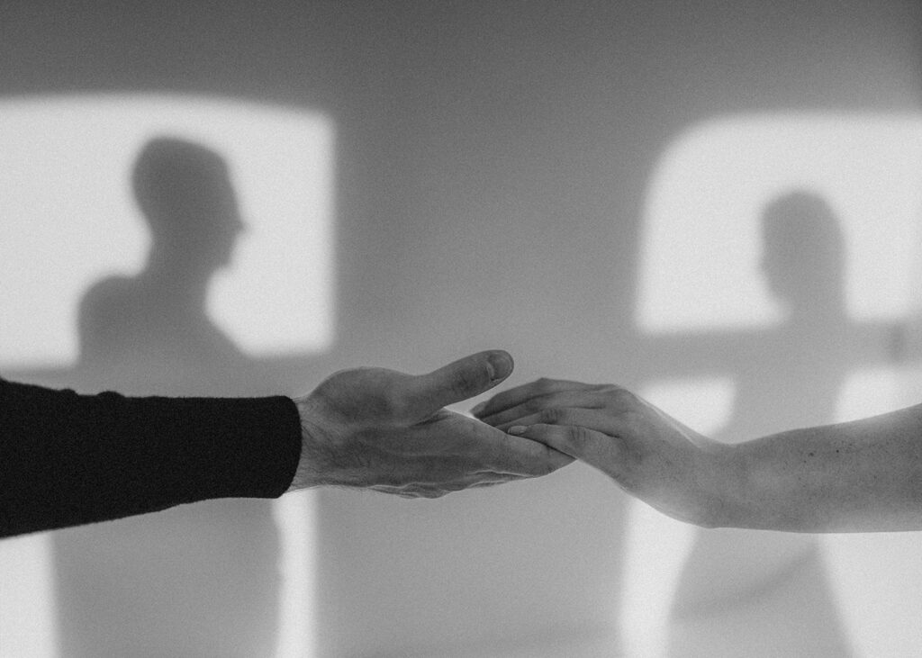 Sesja miłosna pary w studio podczas sesji zdjęciowej