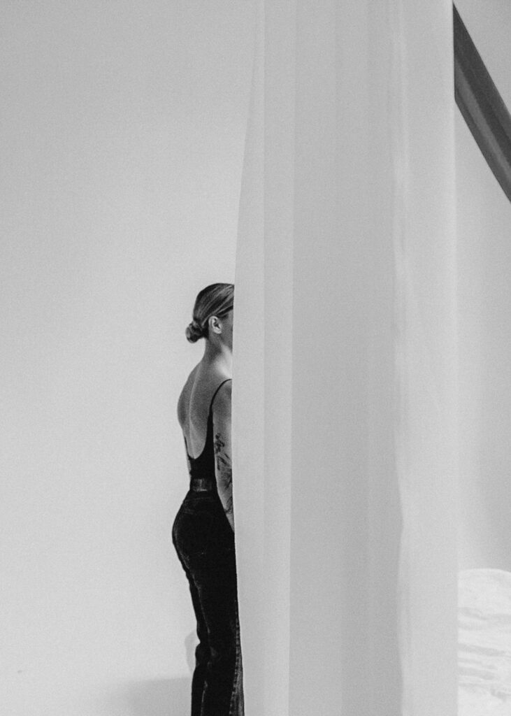 Kobieta za zasłoną podczas sesji kobiecej