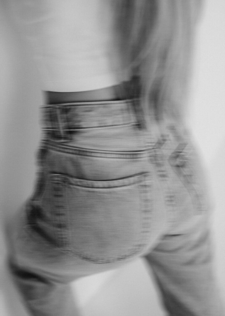 Kobiece ciało w jeansach podczas sesji kobiecej