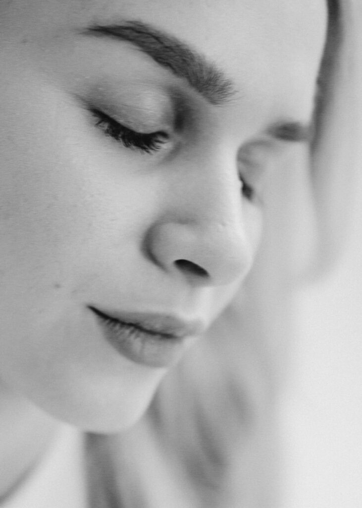 Twarz kobiety podczas sesji kobiecej