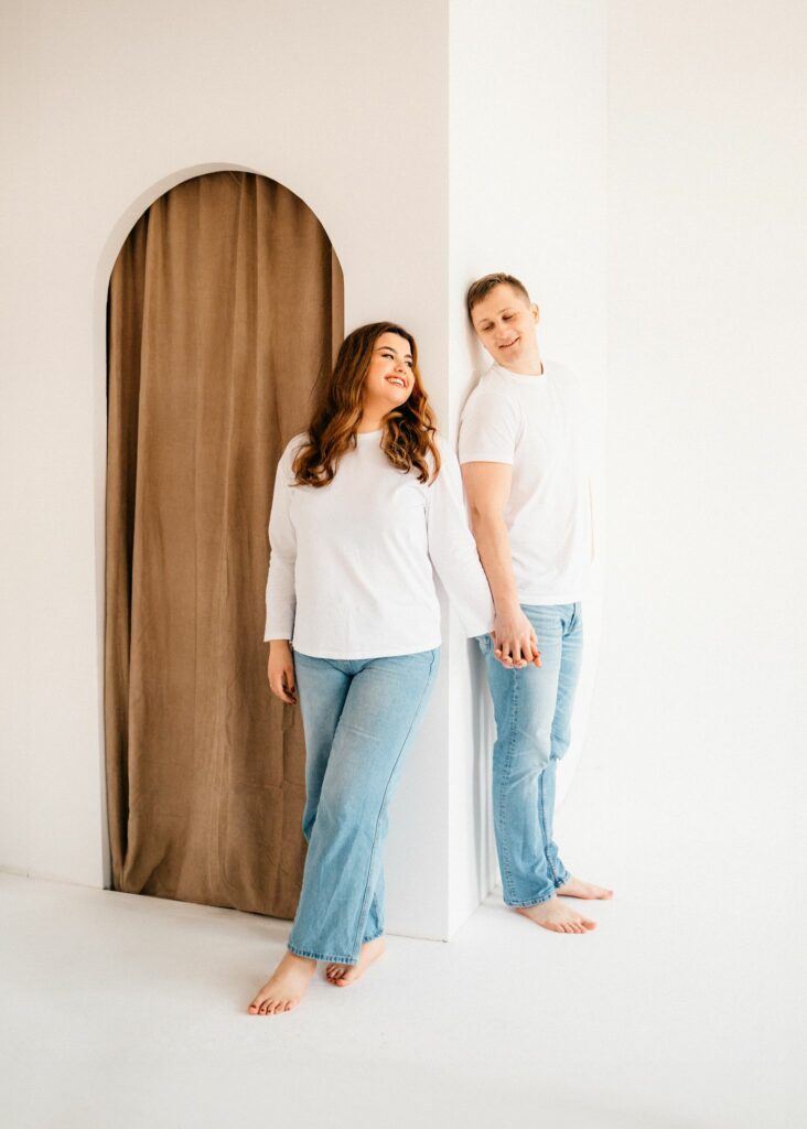 Sesja miłosna pary w studio podczas sesji zdjęciowej