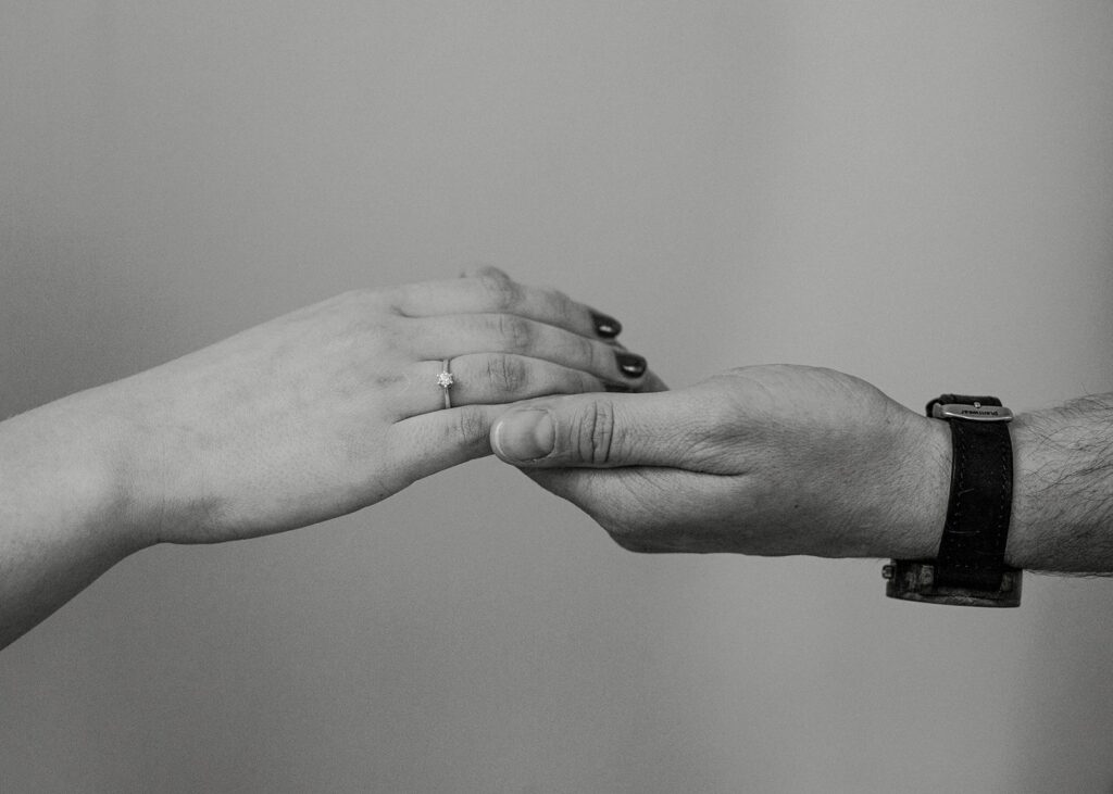 Sesja miłosna pary w studio podczas sesji zdjęciowej