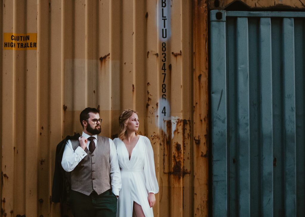 Sesja poślubna na tle kontenerów podczas sesji zdjęciowej