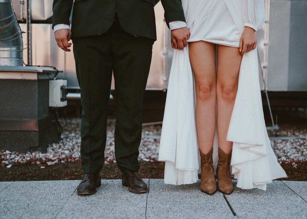 Sesja poślubna pary na dachu podczas sesji zdjęciowej