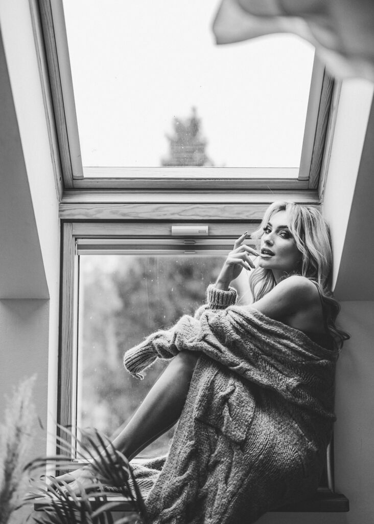 Kobieta na oknie podczas sesji kobiecej