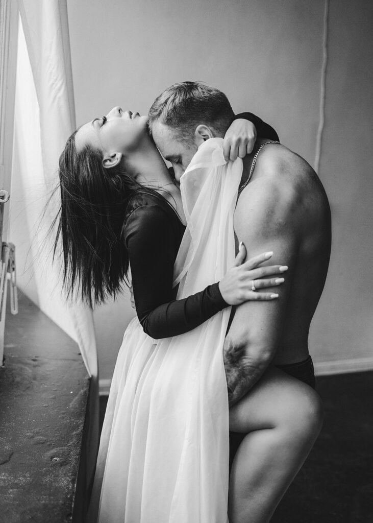 Sesja miłosna pary w studio podczas sesji zdjęciowej