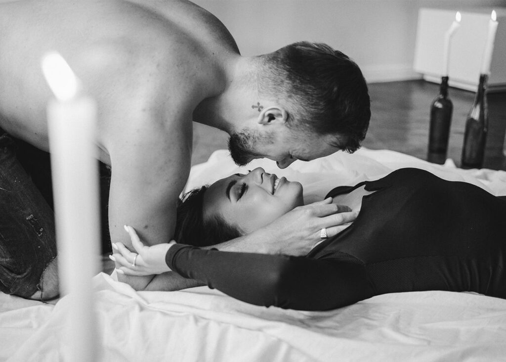 Sesja zdjeciowa pary w studiu podczas sesji miłosnej par