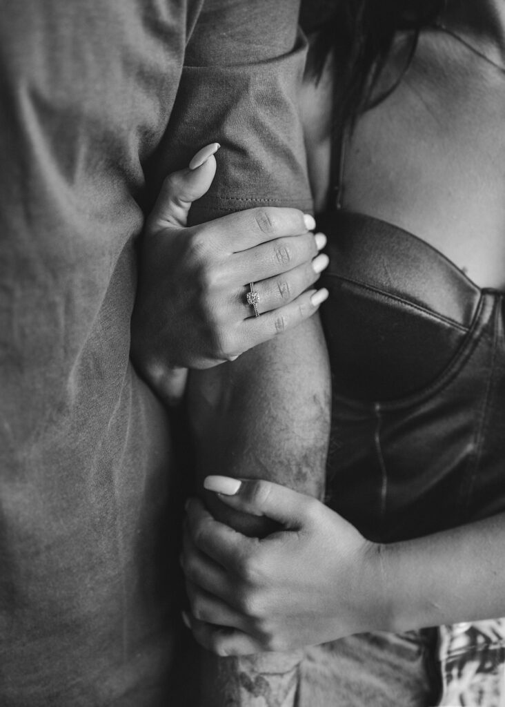 Sesja miłosna pary w studio podczas sesji zdjęciowej