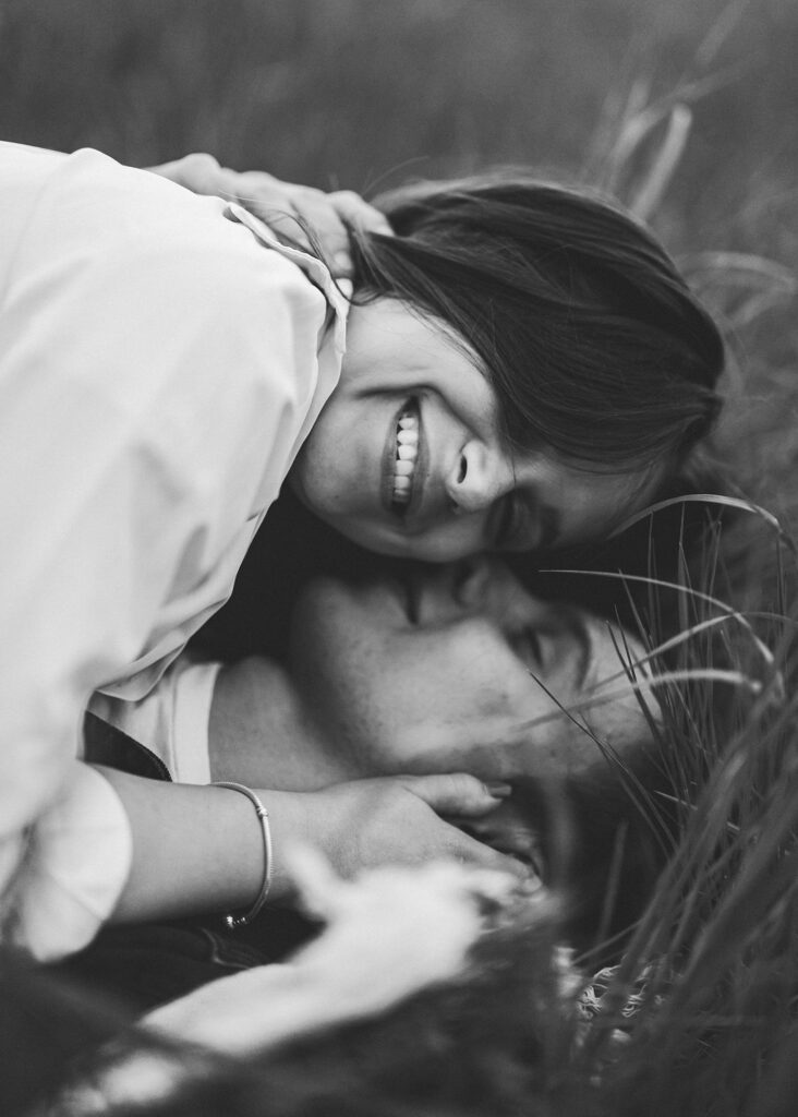 Sesja zdjeciowa pary w plenerze podczas sesji miłosnej par