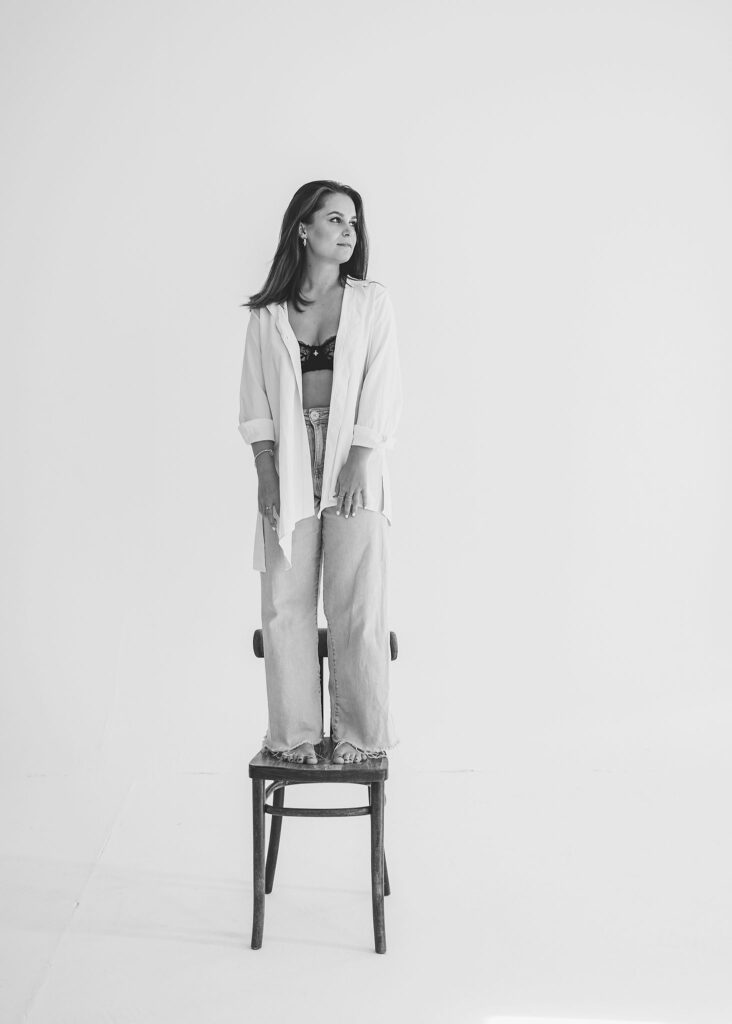 Kobieta na krześle podczas sesji kobiecej