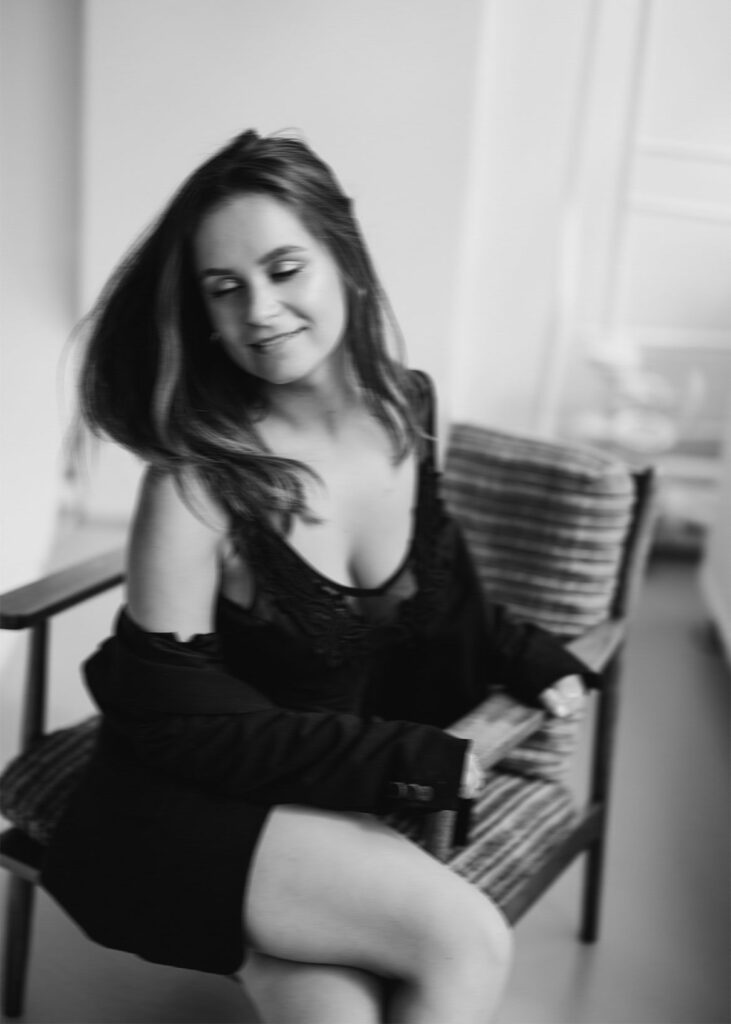 Kobieta w bieliźnie podczas sesji kobiecej