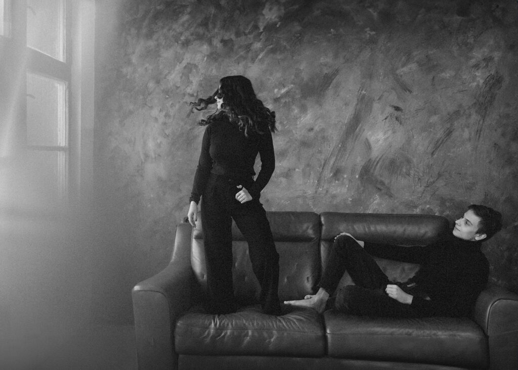 Sesja miłosna pary w studio na łóżku podczas sesji zdjęciowej