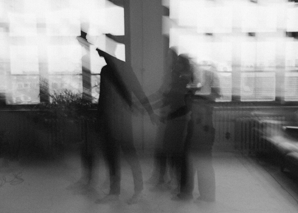 Sesja miłosna pary w studio podczas sesji zdjęciowej