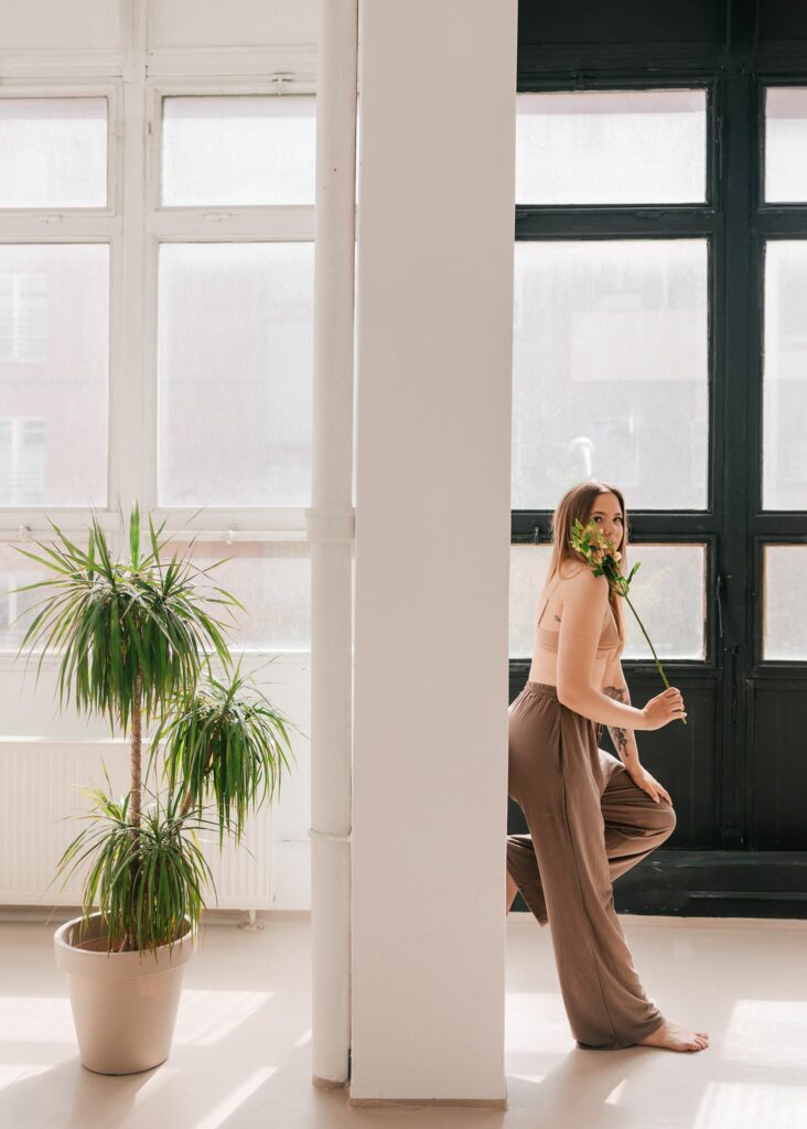 Kobieta w studio podczas sesji kobiecej