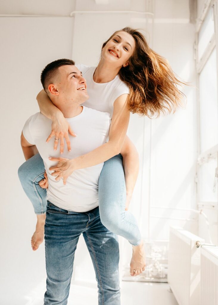 Sesja zdjeciowa pary na barana podczas sesji miłosnej par